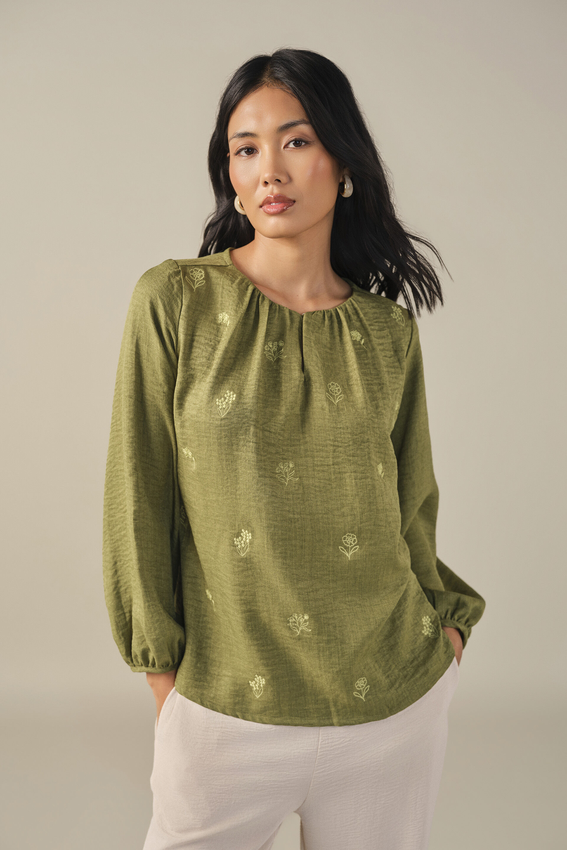 Embroidered Billowy Sleeves Top in Green